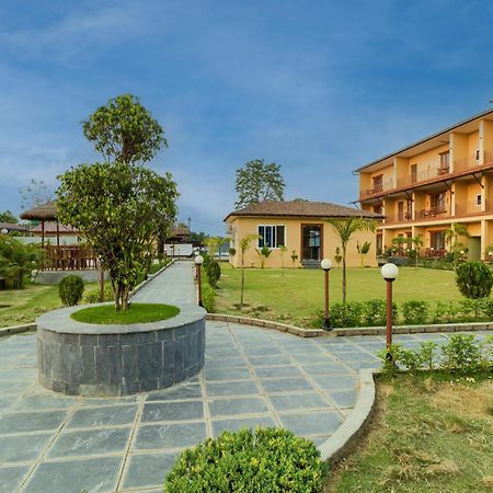 Sisai Park Village Chitwan Eksteriør bilde