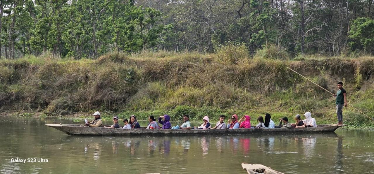 Sisai Park Village Chitwan Eksteriør bilde